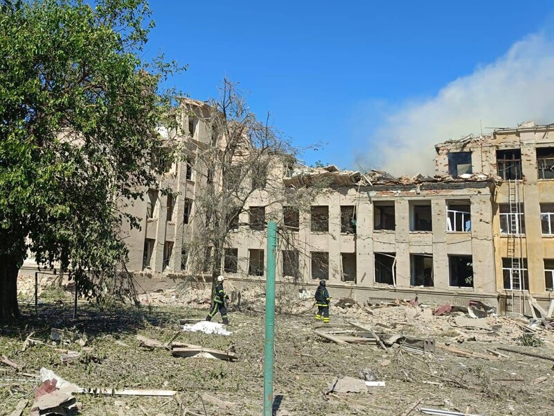 "Это было очень страшно". Увеличилось количество жертв российского удара по лицею в Одесской области
