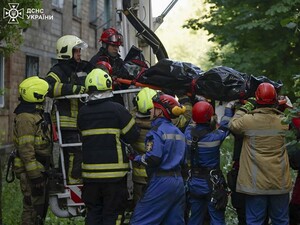 У Києві закінчили розбирати завали на місці влучання російської ракети в житловий будинок. Загиблих – дев'ятеро