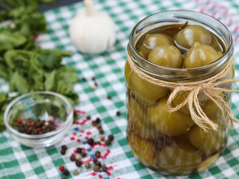 Эти консервированные зеленые томаты очень вкусные, а готовятся легко. Рецепт