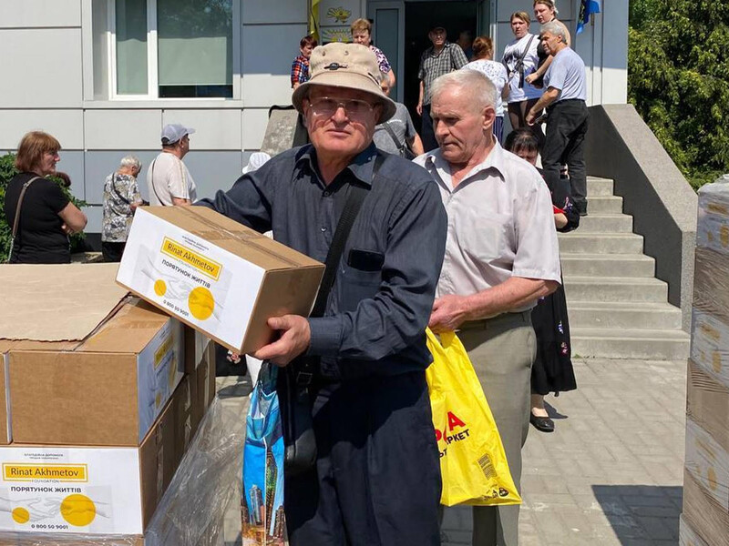 В Днепре Фонд Рината Ахметова выдает помощь переселенцам уязвимых категорий из Кураховской общины
