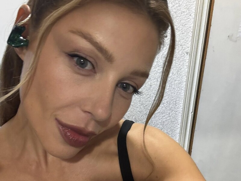 Кароль вблизи показала декольте в откровенном платье без белья