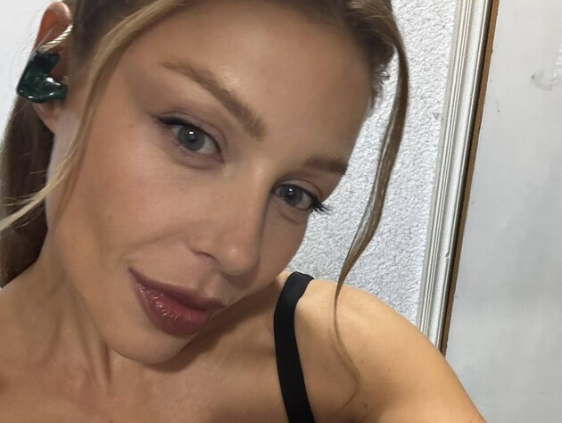 Кароль зблизька показала декольте у відвертій сукні без білизни