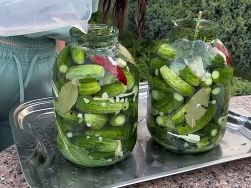 Положите это на дно каждой банки – и через три дня получатся хрустящие малосольные огурцы. Рецепт