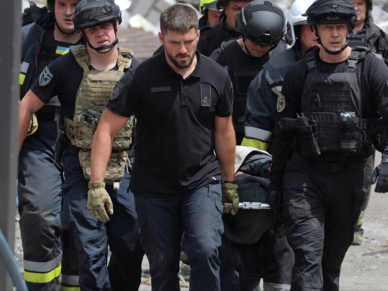 В Днепре более 160 пострадавших из-за баллистического удара РФ, среди них много детей. Фото