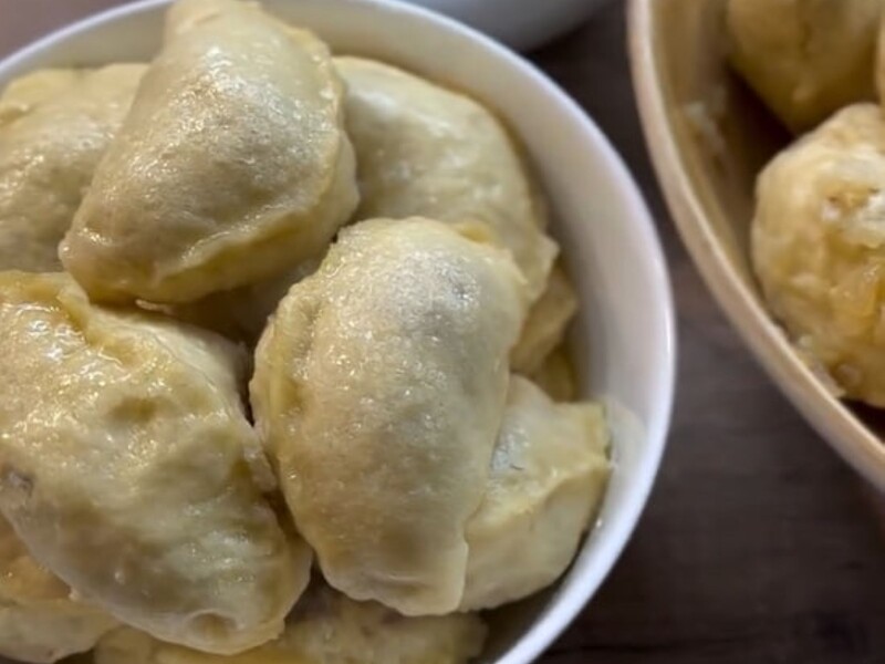 Смешайте это с мукой – и вареники никогда не разварятся. Рецепт нежного теста, проверенный годами