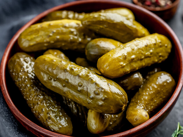 Просто добавьте это в рассол – и малосольные огурцы получатся хрустящими и вкусными. Самый быстрый рецепт