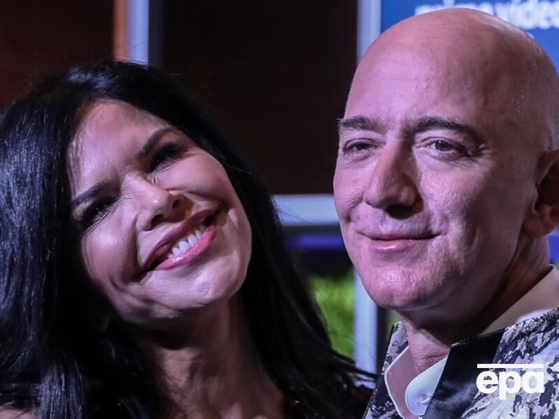 Безос и Санчес накануне свадьбы устроили грандиозную пенную вечеринку на яхте за $500 млн. Видео