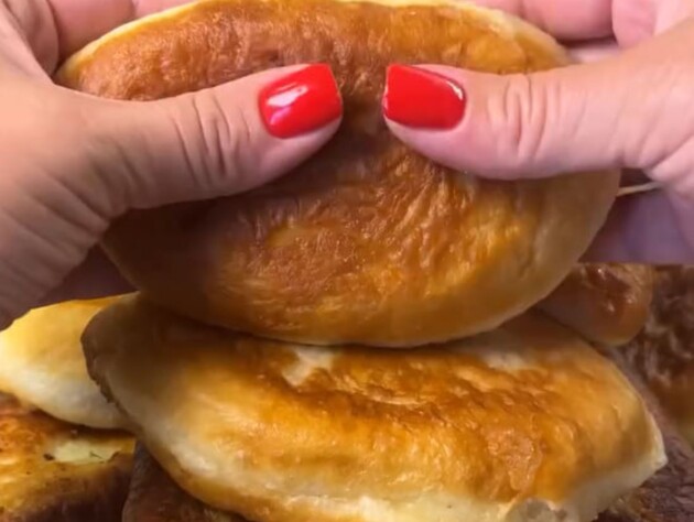 Приготовьте жареные пирожки по этому простому рецепту – они всегда получаются пышные и очень вкусные