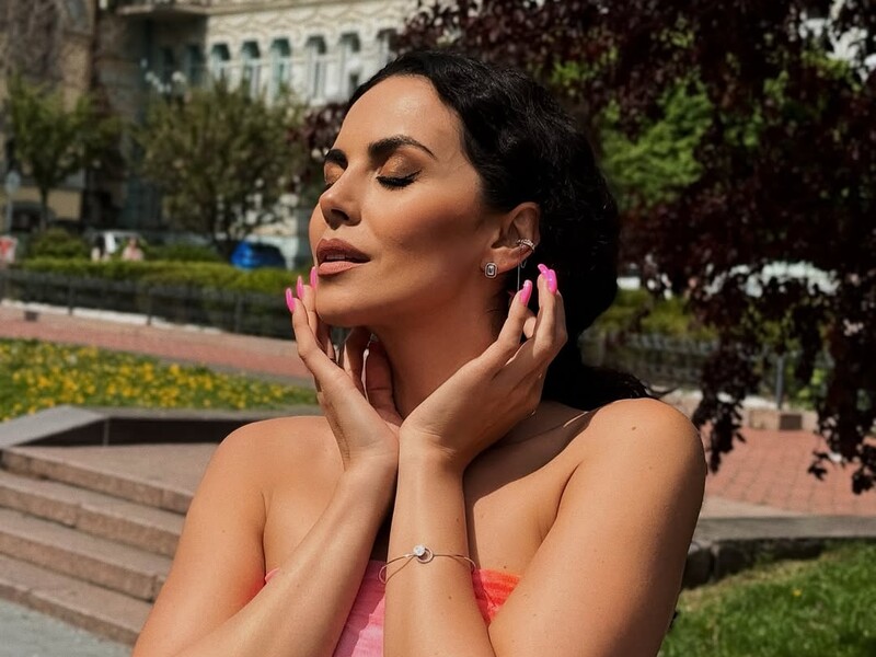 Каменских в расстегнутом топе снялась в салоне автомобиля. Фото