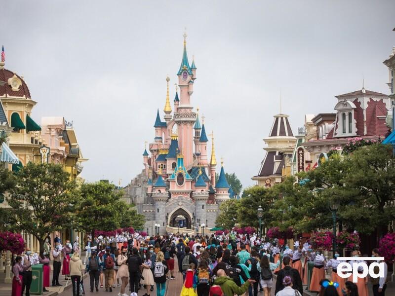 Британец арендовал Disneyland для "свадьбы" с девятилетней украинкой. Он оказался сексуальным преступником