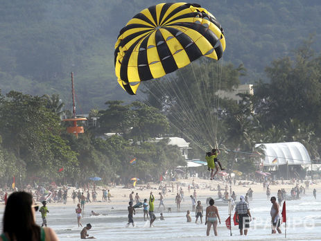 У Таїланді росіянку затримали за годування екзотичних рибок