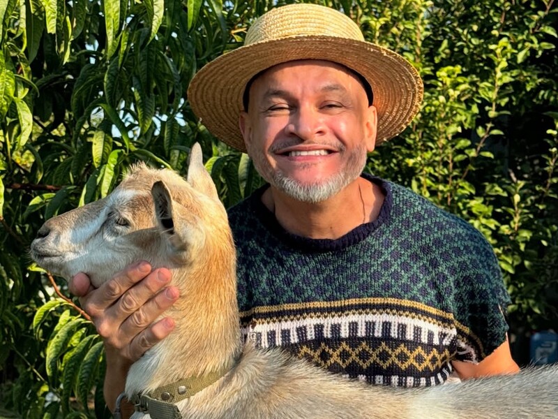 Хименес-Браво снял видеорецепт без одежды. В сети отреагировали