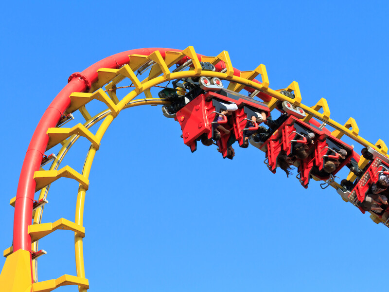 Пассажиры 10 минут провисели вниз головой на американских горках в день открытия аттракциона. Видео