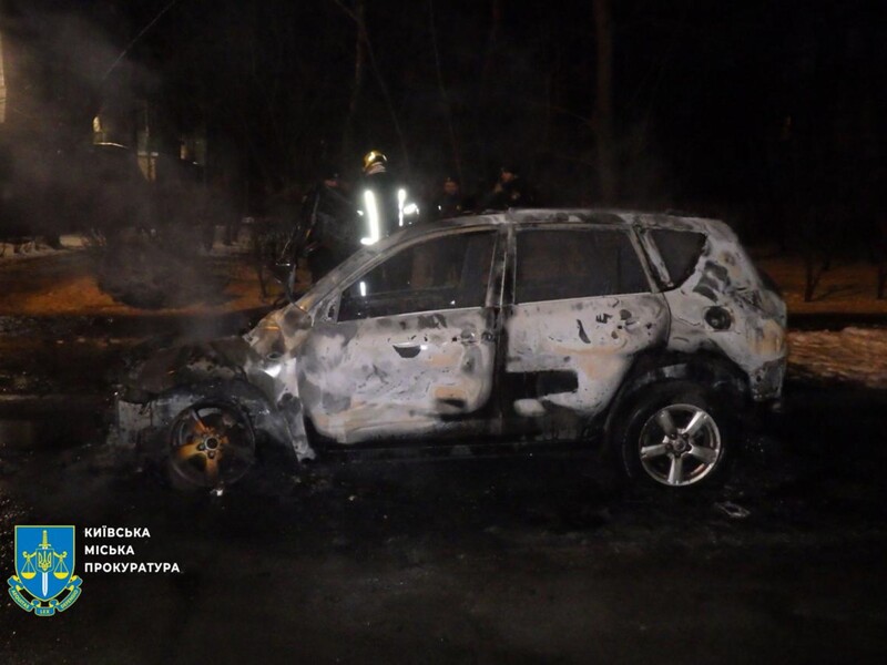 Киянин палив автомобілі сусідів "із помсти" та видавав росіянам за машини військових – прокуратура