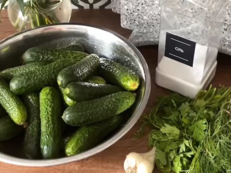 Жодного маринаду й нудного очікування – простий рецепт малосольних огірків у пакеті за три години