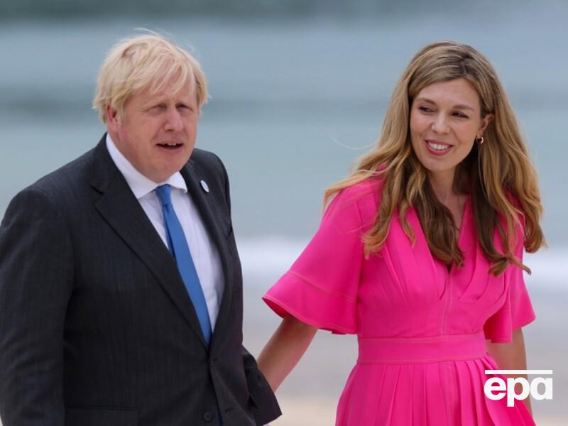 Жена Джонсона ищет врача для своей полуторамесячной дочери, которая страдает от сильного рефлюкса