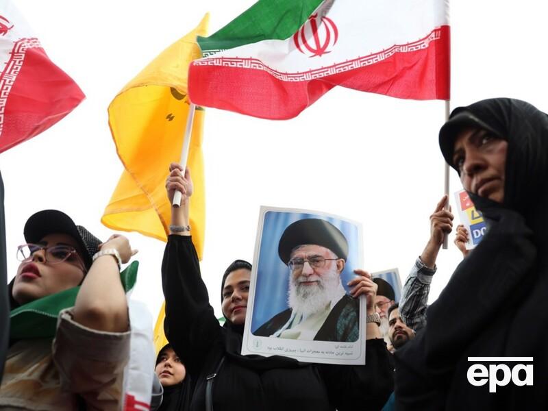 Хаменеи уже неделю не появляется на публике, встревоженным иранцам предлагают молиться