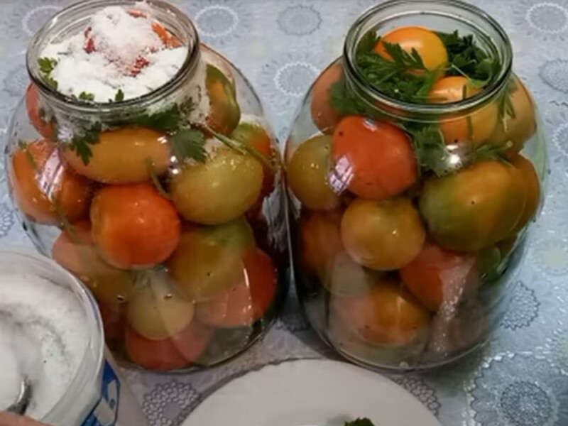 Положите это на дно банки – и квашеные помидоры будут вкусные и невероятно ароматные. Рецепт