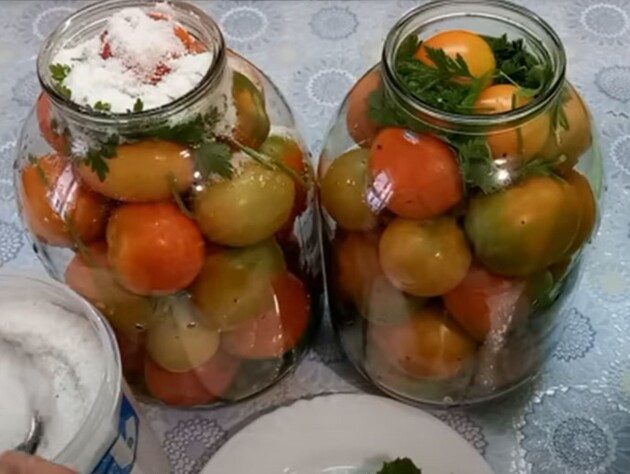 Покладіть це на дно банки – і квашені помідори будуть смачними й неймовірно ароматними. Рецепт