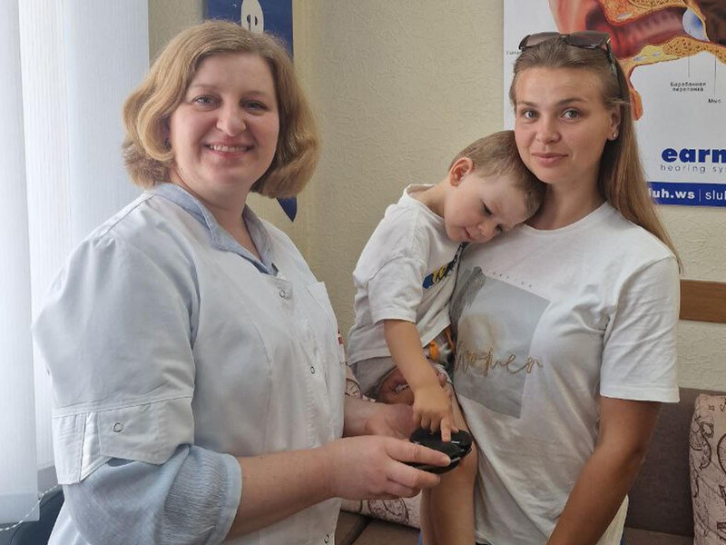 Фонд Ріната Ахметова забезпечив слуховими апаратами трирічну дитину з Дніпра