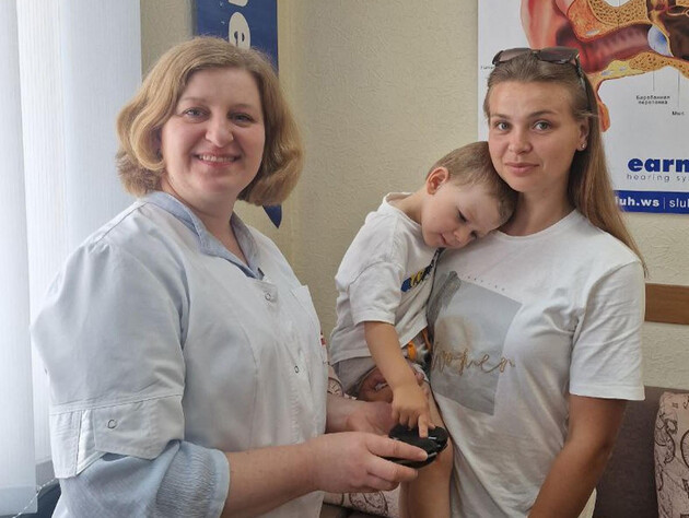 Фонд Ріната Ахметова забезпечив слуховими апаратами трирічну дитину з Дніпра