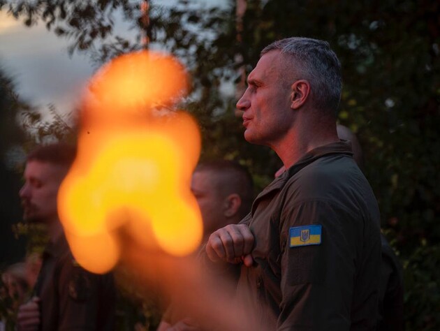 Кличко зажег символический огонь единства и вручил награды бойцам батальона 