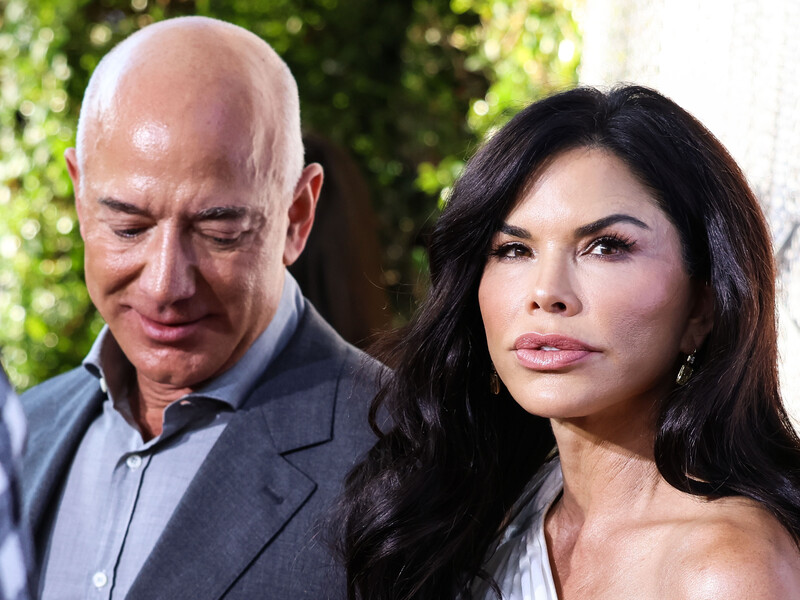 Яхты, звезды, полиция и протесты. Что сейчас происходит в Венеции из-за свадьбы Безоса и Санчес. Фото