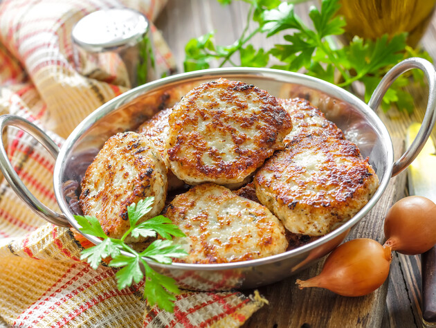 У середину додайте варене яйце. Рецепт смачних і ніжних зраз із курятини