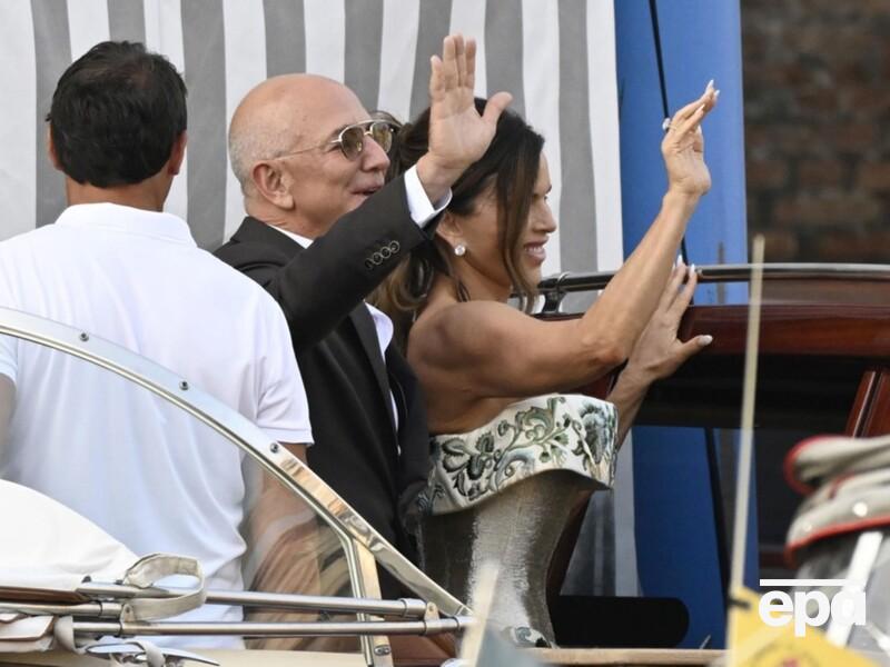 Вопреки протестам в Венеции Безос и Санчес вышли из отеля. Их встретили толпы зевак. Фото