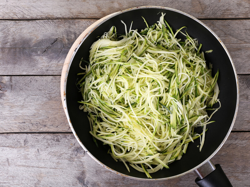 Свіжий, низькокалорійний і легкий салат із кабачків. Простий рецепт