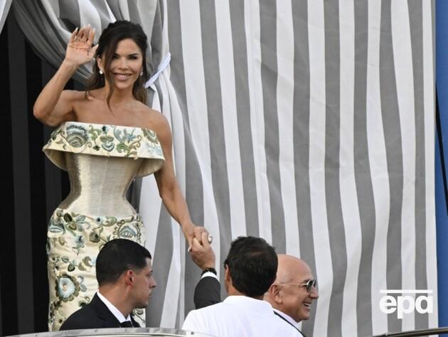 Наречена Безоса приголомшила зівак образом, який змусив їхні 