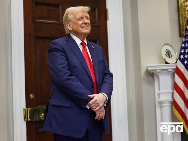 Фонд Трампа начал продавать футболки с его тюремным фото и надписью "папочка"