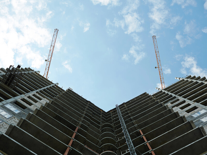 В Харькове спасатели четыре часа подряд пытались спустить ребенка с крыши высотки