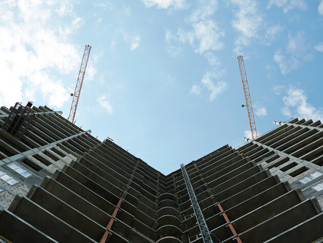 У Харкові рятувальники чотири години поспіль намагалися спустити дитину з даху висотки