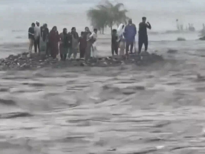 В Пакистане во время наводнения в реку смыло 17 человек