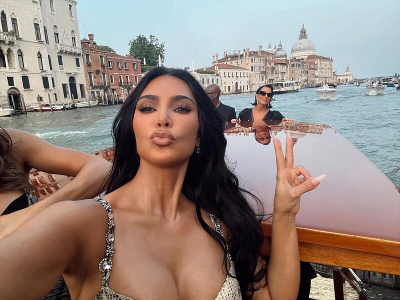 Кардашян показала, какой популярный напиток употребляют на свадьбе миллиардера Безоса