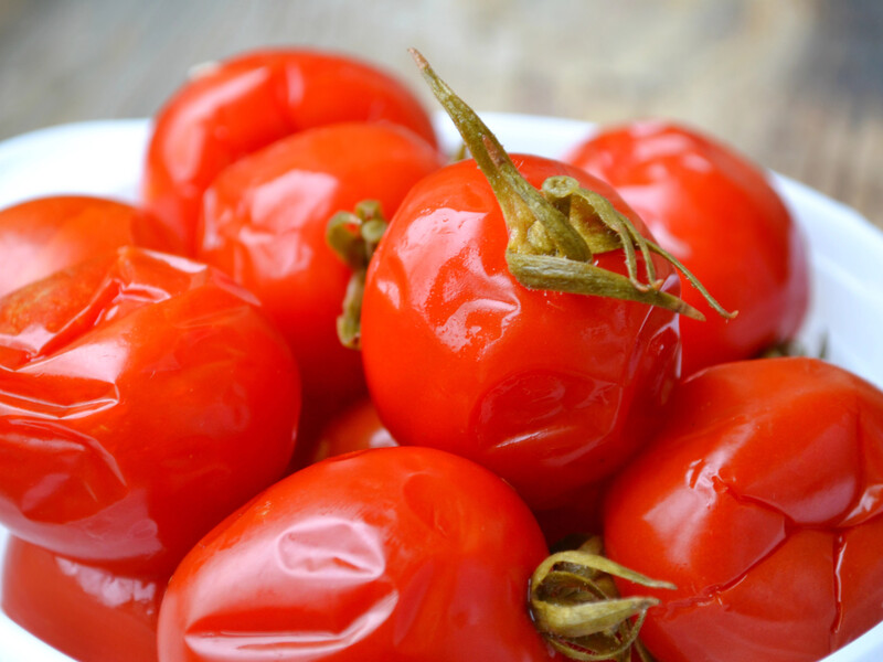 Просто добавьте это в рассол – и малосольные помидоры через час будут готовы. Лучший рецепт