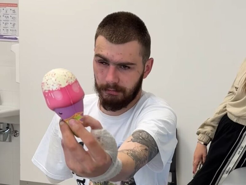 Во Львове раненому военному провели уникальную операцию по пересадке пальца с ноги на руку