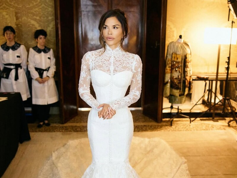 Її вік видали руки. У мережі обговорюють весільний образ 55-річної дружини 61-річного мільярдера Безоса