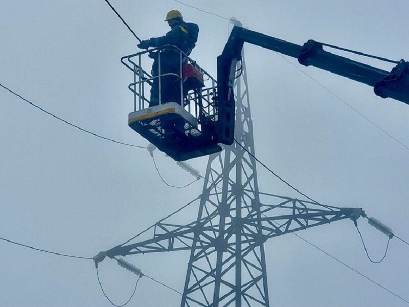 За три доби ДТЕК повернув світло 15 тис. сімей після обстрілів