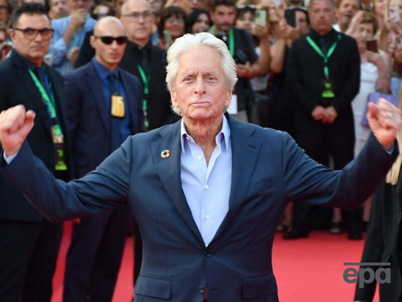 80-річний Дуглас засвітив 22-річну доньку від Зети-Джонс. Відео