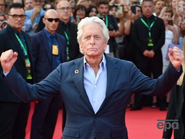 80-річний Дуглас засвітив 22-річну доньку від Зети-Джонс. Відео