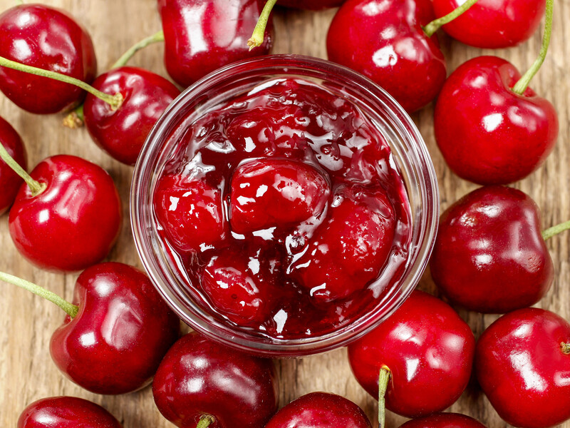 Из этих двух ингредиентов получится невероятно вкусное и густое черешневое варенье. Простой рецепт