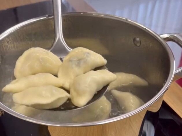 Залейте это кипятком – и вареники с черникой получатся невероятно вкусными. Удачный рецепт теста