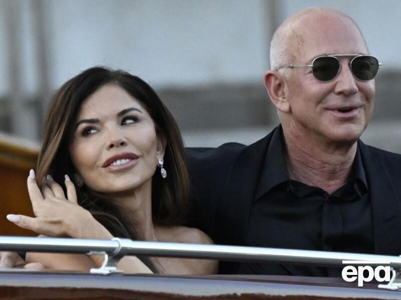 Морпіхи, поліція і бомби. Найцікавіше про весілля Безоса, якого з матюками женуть геть із Венеції