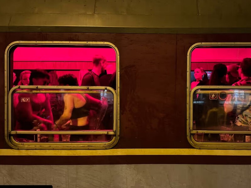 Провідник "Укрзалізниці" станцював із пасажирами поїзда. Відео з ним набрало 1,4 млн переглядів у TikTok