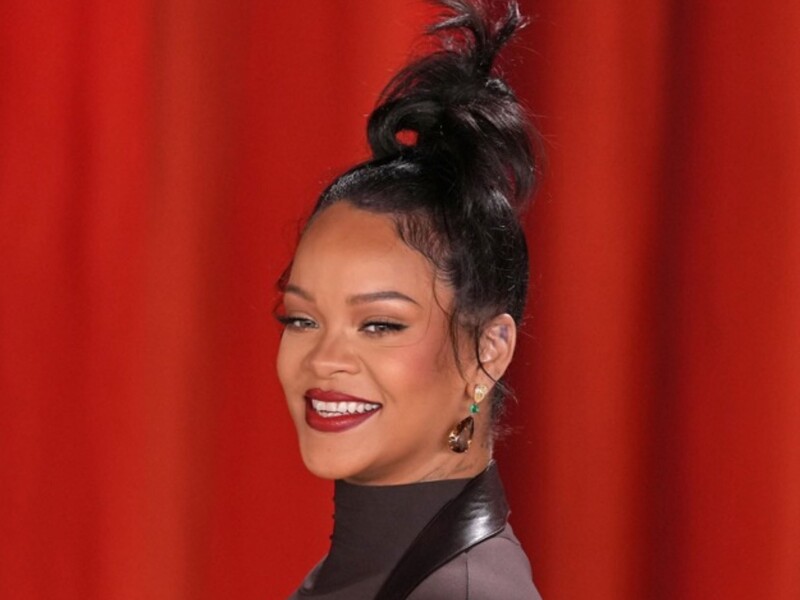 Беременная Рианна появилась на публике в прозрачном наряде от легендарного бренда. Фото