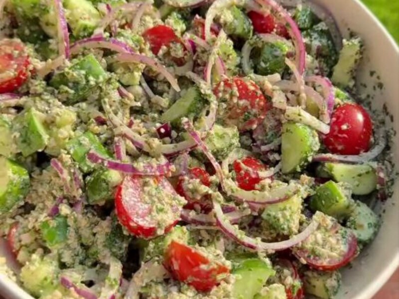 Сделайте эту простую заправку – и овощной салат получится невероятно вкусным и ароматным. Простой рецепт