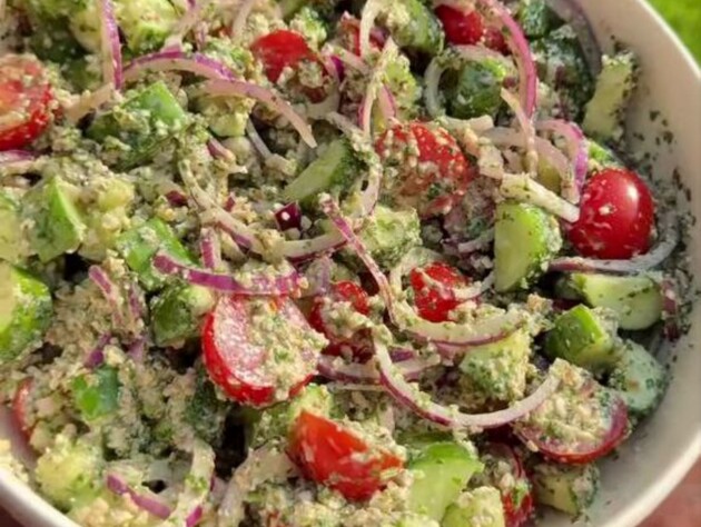 Сделайте эту простую заправку – и овощной салат получится невероятно вкусным и ароматным. Простой рецепт