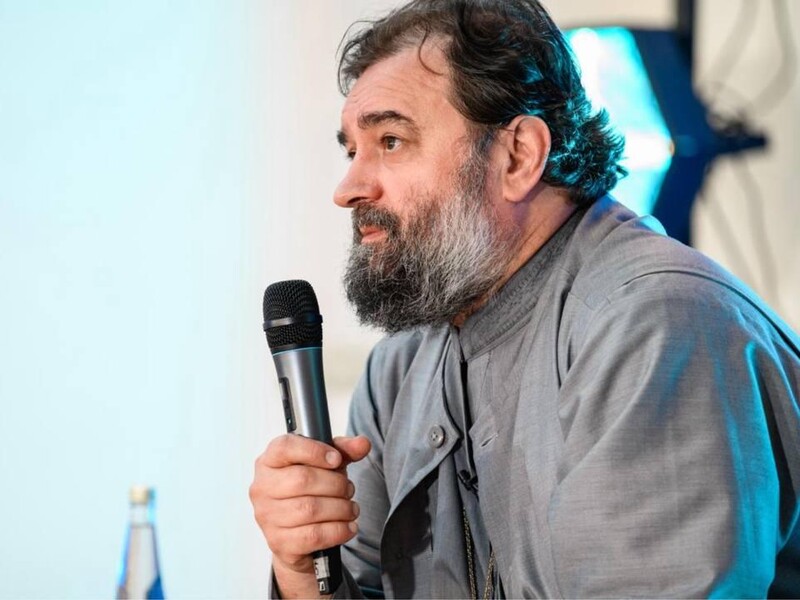 У РПЦ заявили, що жінки мають молитися за чоловіків і "не вилазити з-за мужчини"